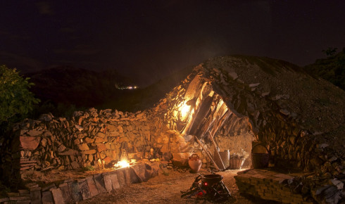 Cabane en pierre sèche et vigne du Duxans. Photo : Jaume Morera Barreda. Exposition « La nit del nostre entorn » (La nuit de notre environnement)