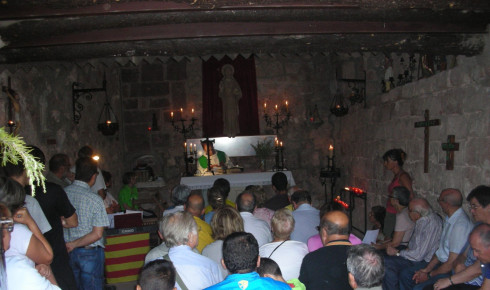Eucaristia de l'Aplec dins l'ermita. Foto: Amics de Sant Salvador