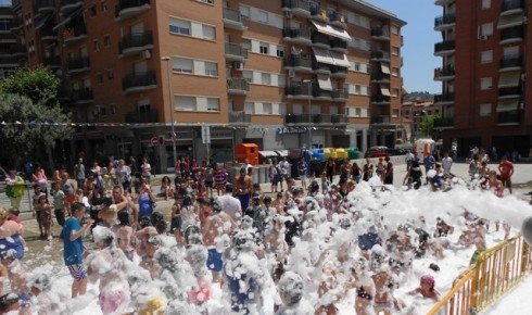 Festa de l'escuma al barri de La Rambla-Eixample. Foto: Comunicació Ajuntament Olesa