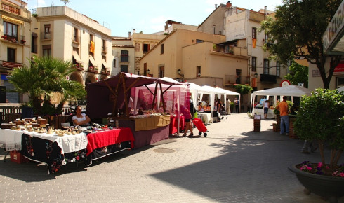 Fira de l'Oli (Feria del Aceite) en la plaza de les Fonts. Foto: Asociación cultural L'Eixida de l'Art
