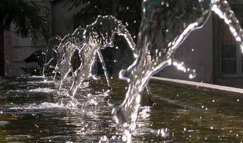 Jets d'eau verticaux sur la Plaça de les Fonts. Photo : Jordi Montón