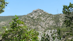 Vista de l'ermita de Sant Salvador des del camí