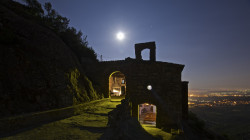 Ermitage de Sant Salvador. Photo : Jaume Morera Barreda. Exposition « La nit del nostre entorn » (La nuit de notre environnement)